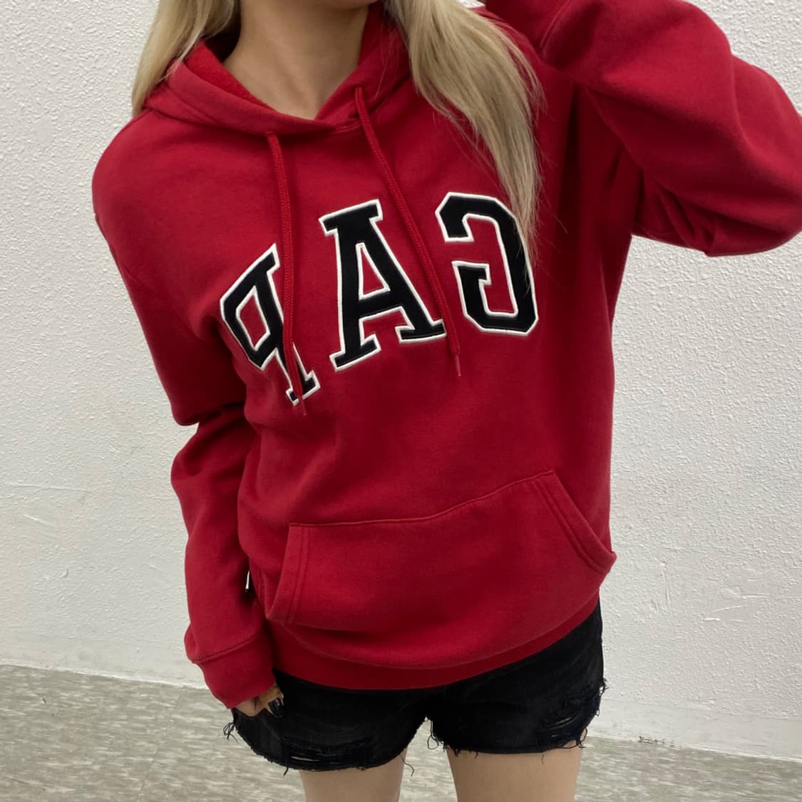 갭 블랙 센터로고 레드 후드 S 상품이미지1