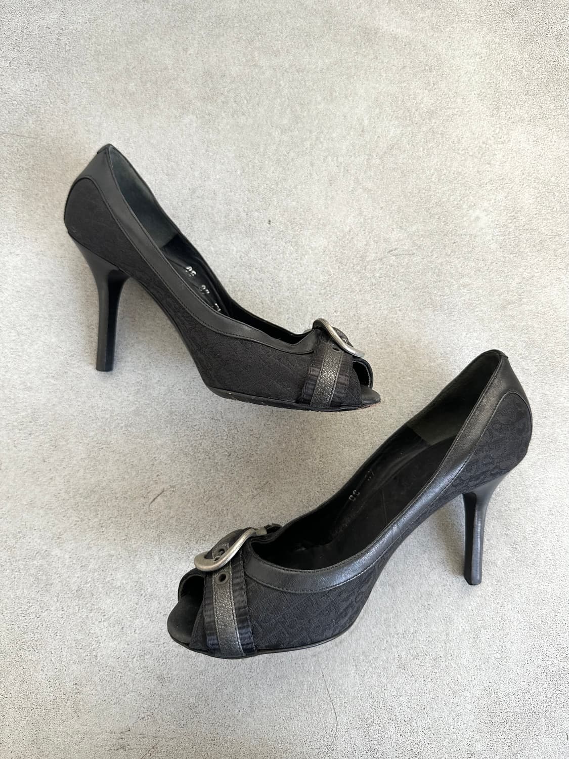 디올 존갈리아노 블랙 오블리크 버클 힐 상품이미지4