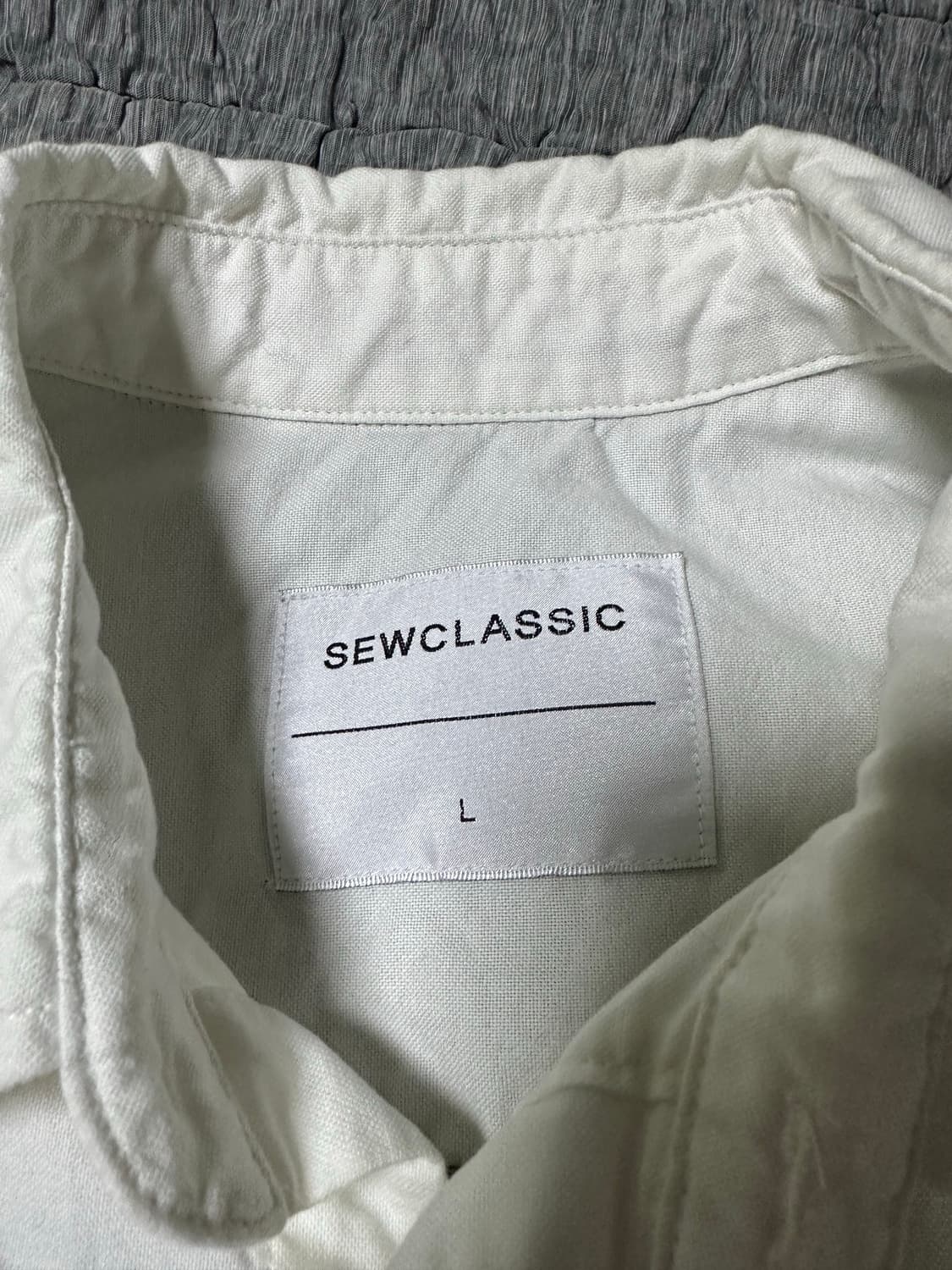 Sewclassic 화이트 셔츠 + 카키 퀼팅 레이어드 상품이미지4