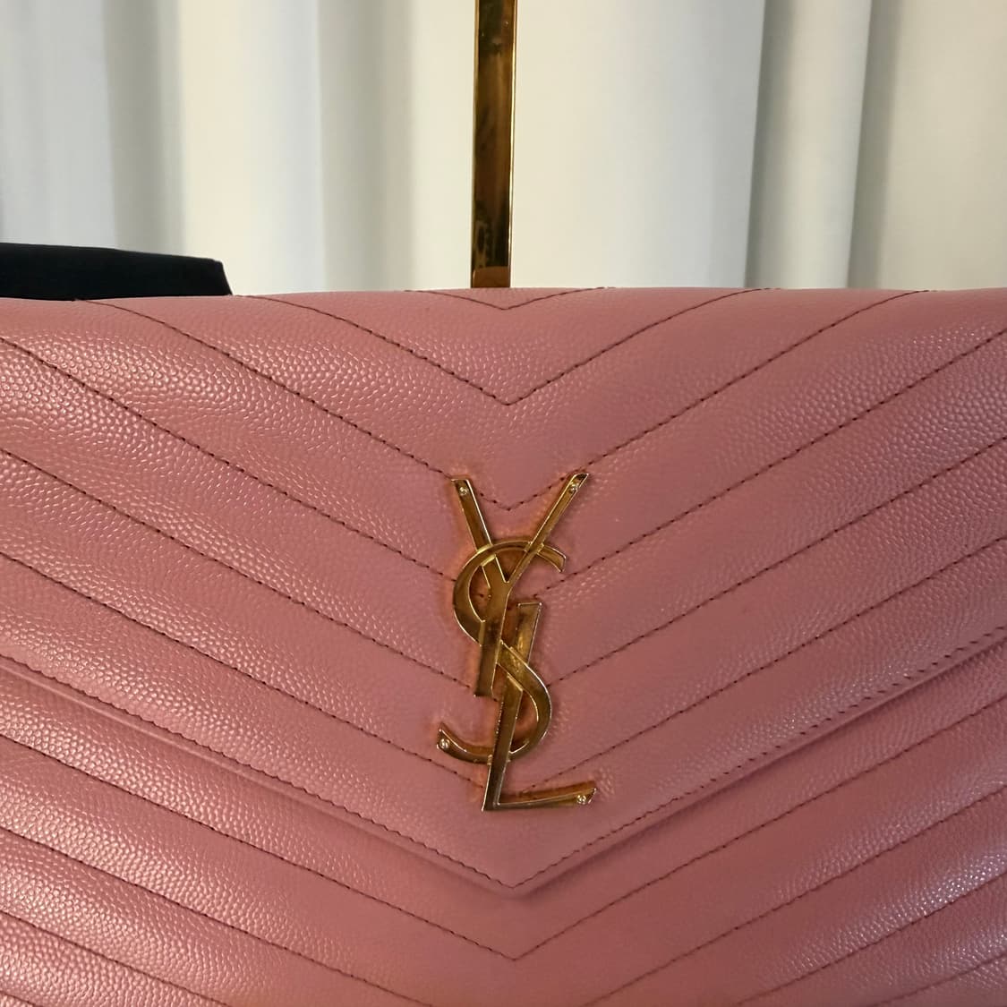 생로랑 모노그램 마틀라세 엔벨로프 카산드라 체인 크로스백 상품이미지3