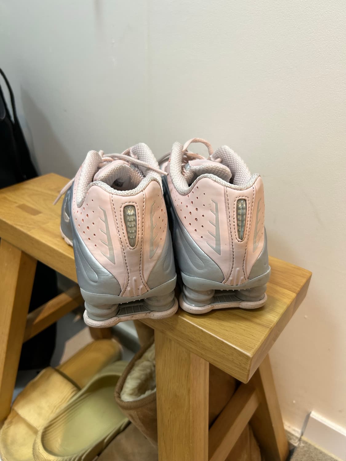 나이키 샥스 R4 베얼리 로즈 메탈릭 플래티넘 255 상품이미지4