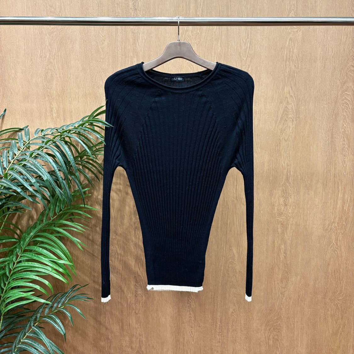 아르마니 진스 라운드넥 긴팔 니트 배색 시보리 마감 디테일 블랙 상품이미지1