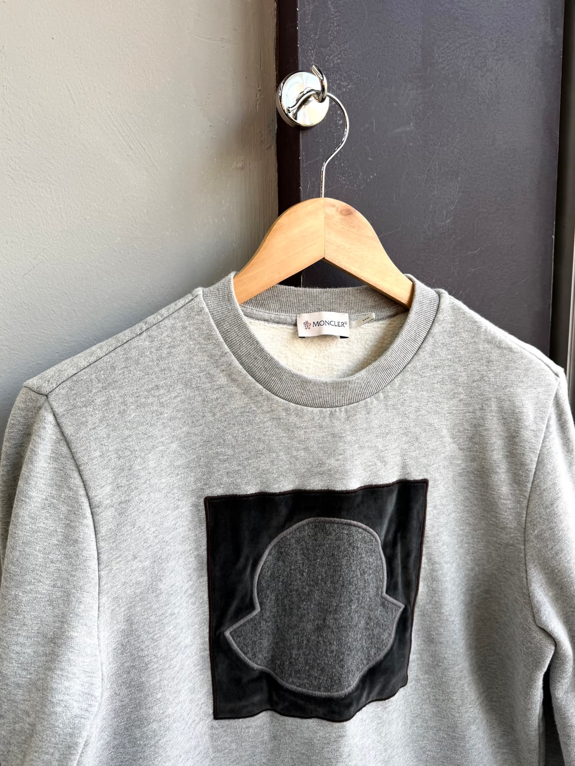 M/ 몽클레어 벨벳 고스트 로고 기모 맨투맨 상품이미지4