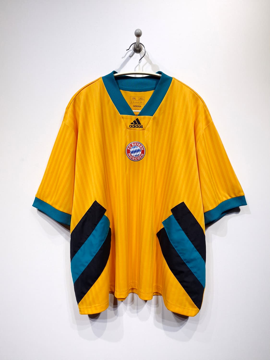 아디다스(ADIDAS) 22-23 FC바이에른 뮌헨 아이콘 져지 상품이미지2