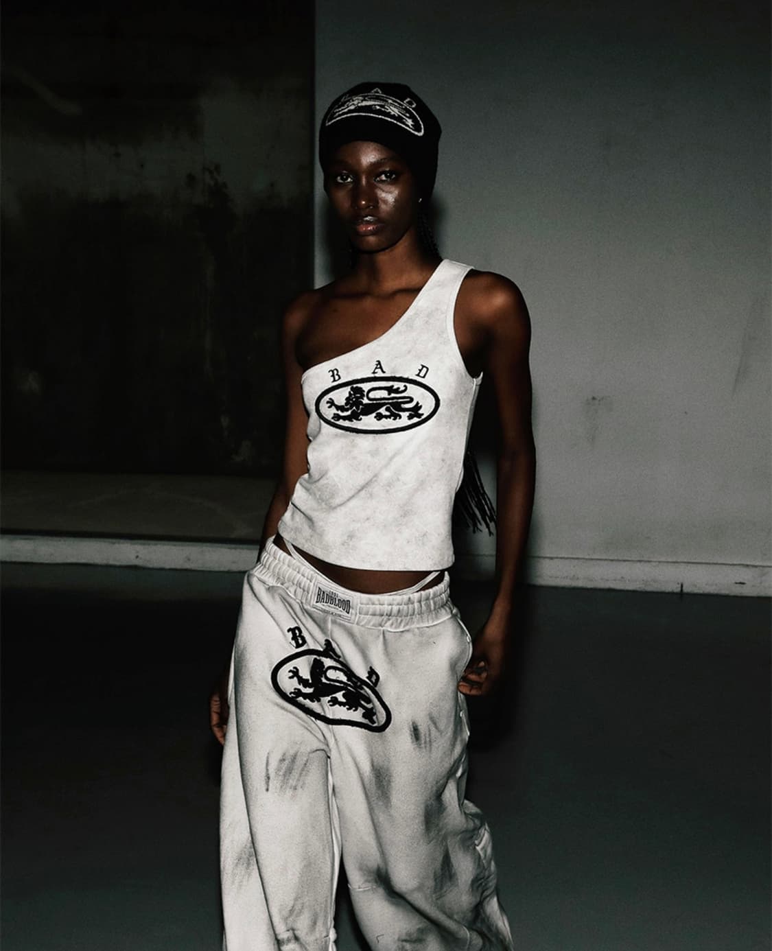 배드블러드 라이언 패치 원 숄더(워시드 화이트) 상품이미지1