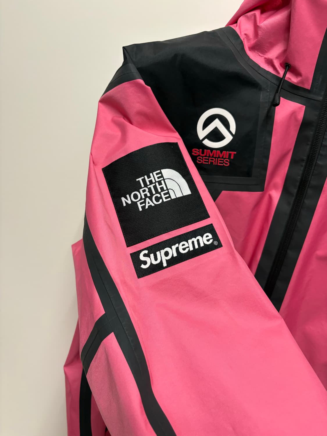 슈프림 x 노스페이스 서밋 시리즈 아우터 테이프 심 자켓 상품이미지3