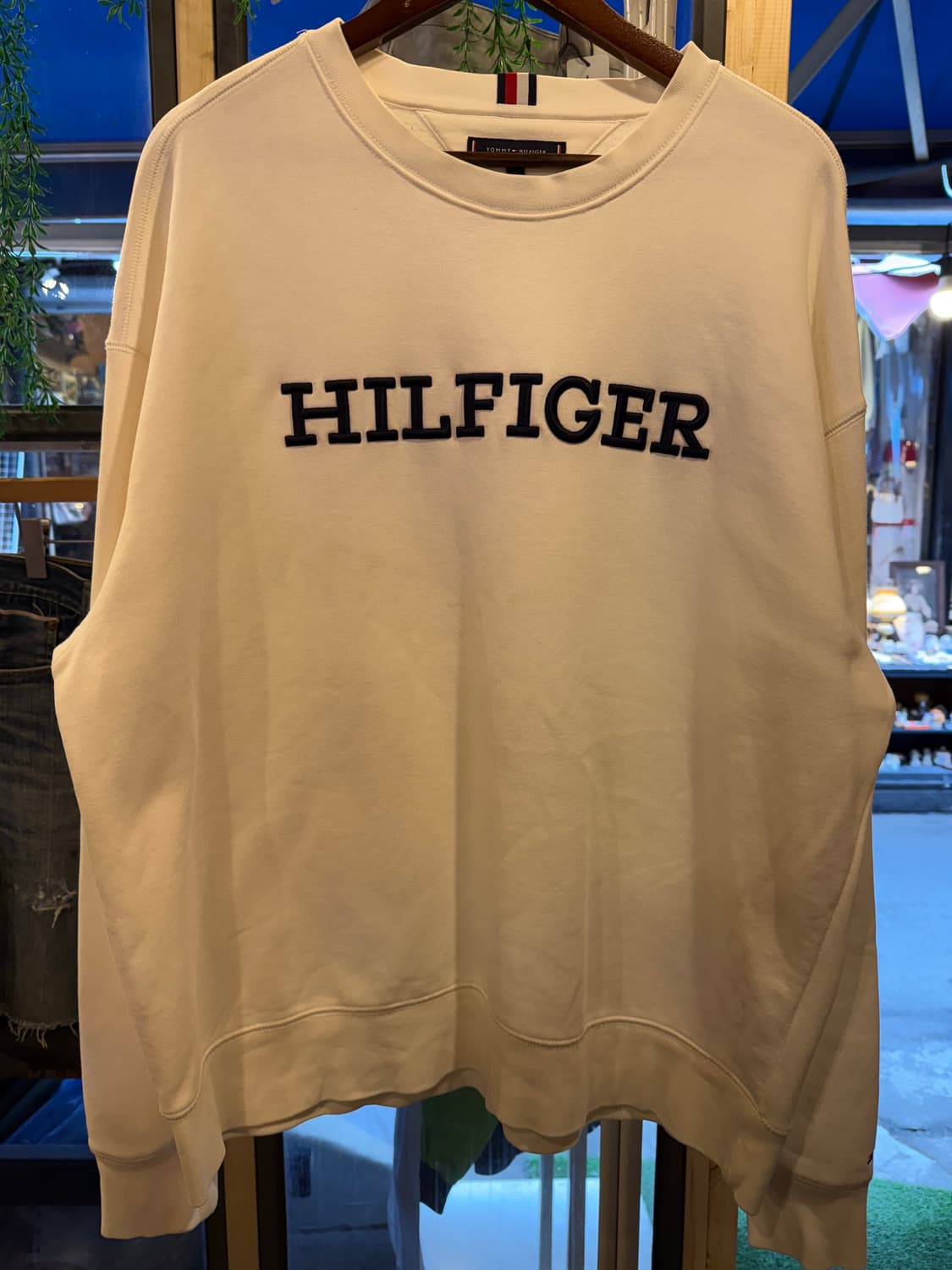 타미힐피거 자수로고 화이트 맨투맨 상품이미지1