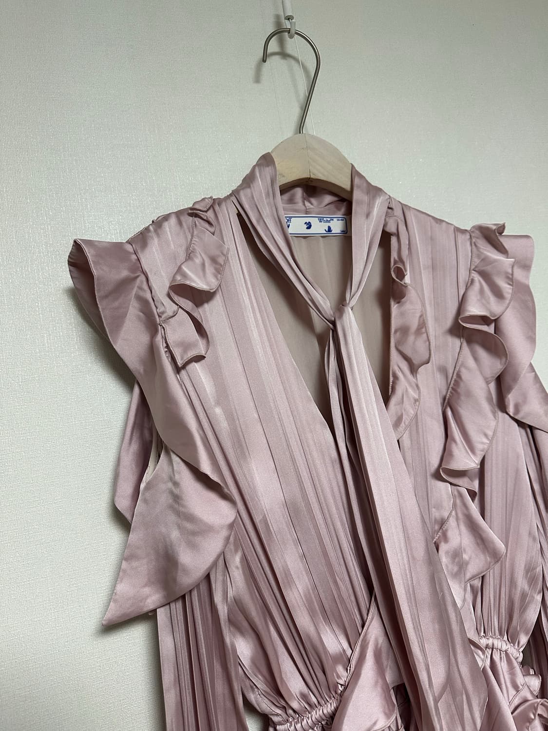 오프화이트 새틴 러플 드레스 상품이미지5