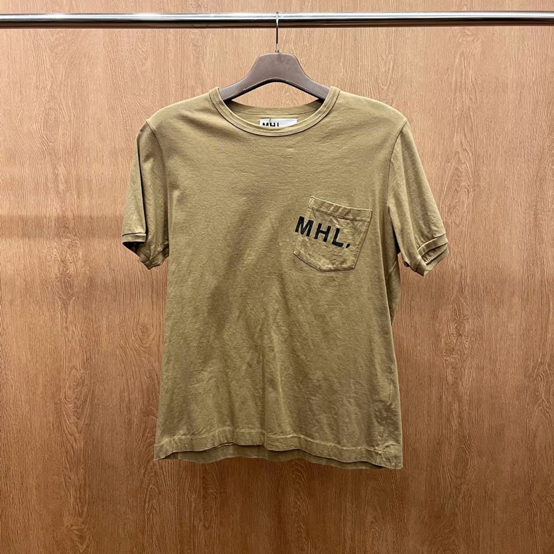 마가렛 호웰 반팔 티셔츠 로고 프린팅 체스트 싱글 포켓 디테일 카키 상품이미지2