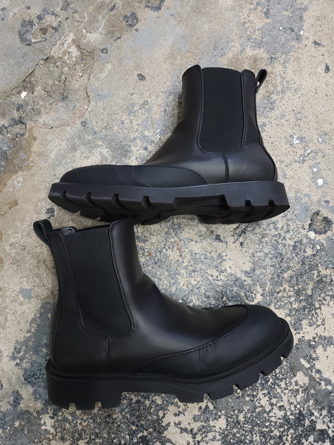 자라 청키 가죽 첼시부츠 275mm

 상품이미지1