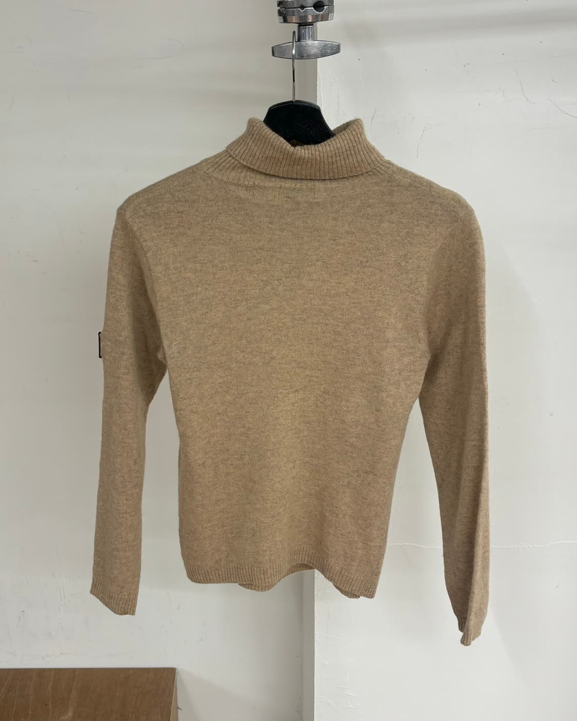 꾸레쥬 로고 하이넥 니트 스웨터 상품이미지6