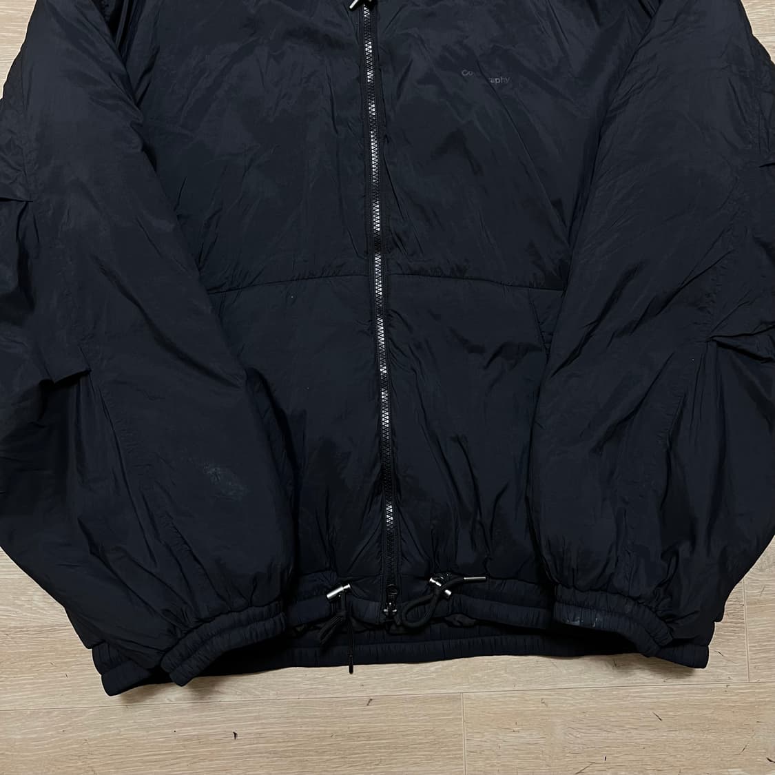 코드그라피 오버사이즈 후드 웜업 패딩 점퍼 [블랙] L/100 상품이미지3