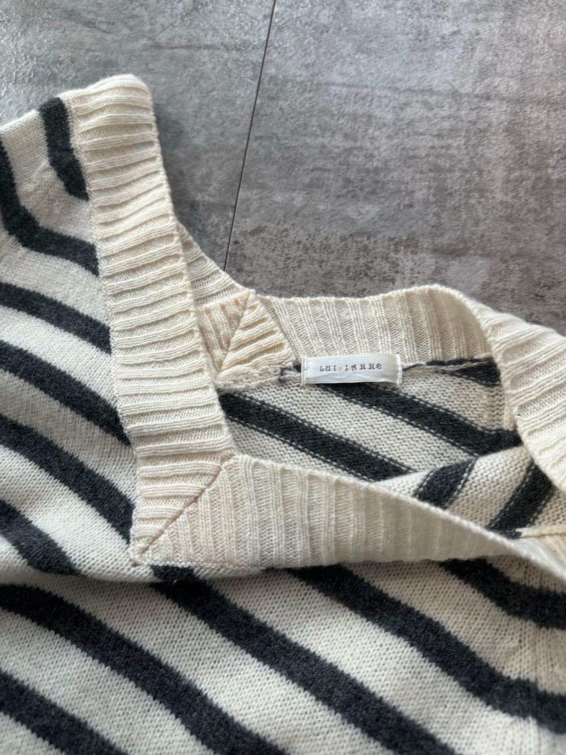 와이드 넥 스트라이프 패턴 울 니트 상품이미지7