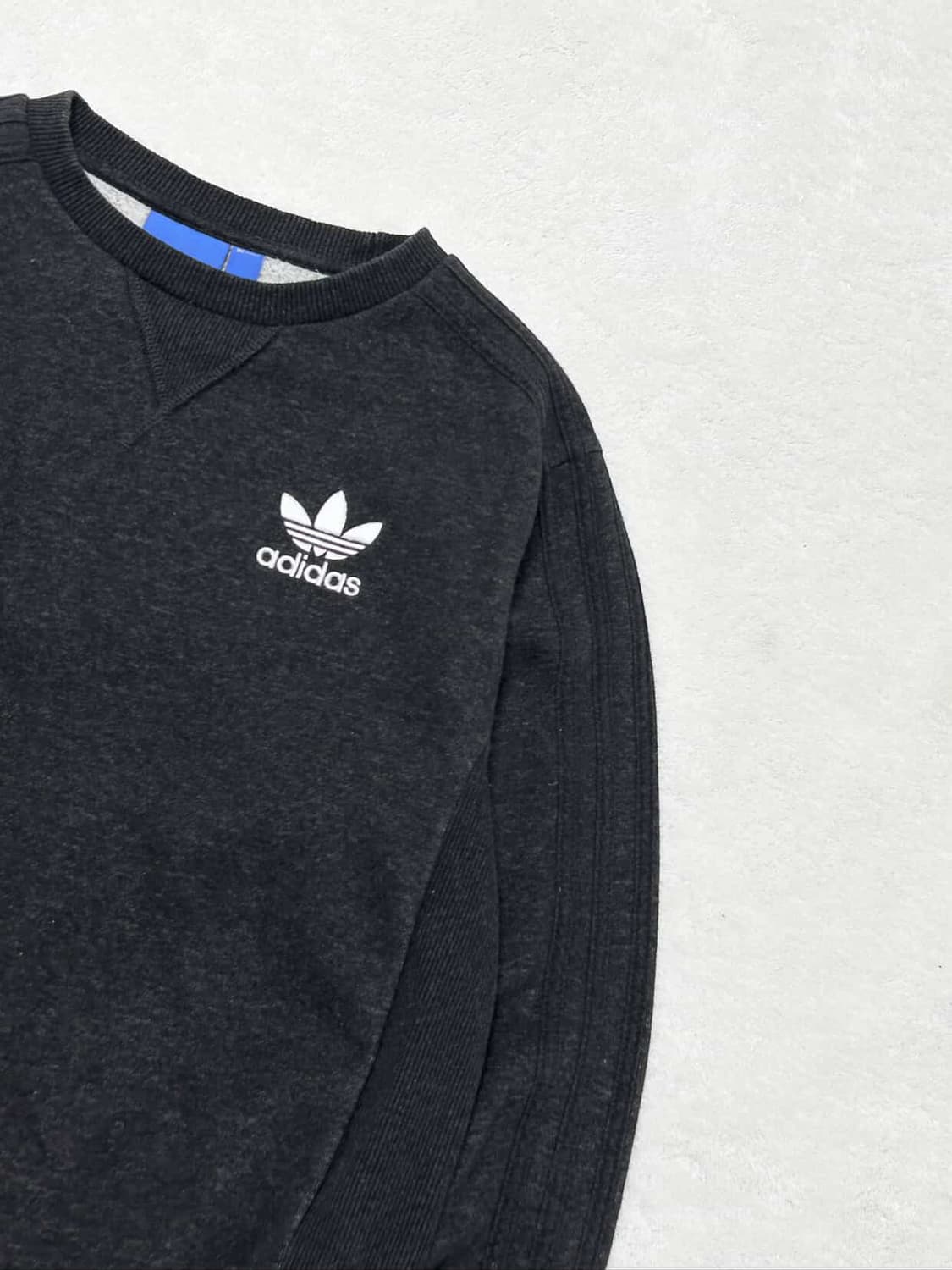 아디다스 자수로고 차콜 삼선 맨투맨 상품이미지6