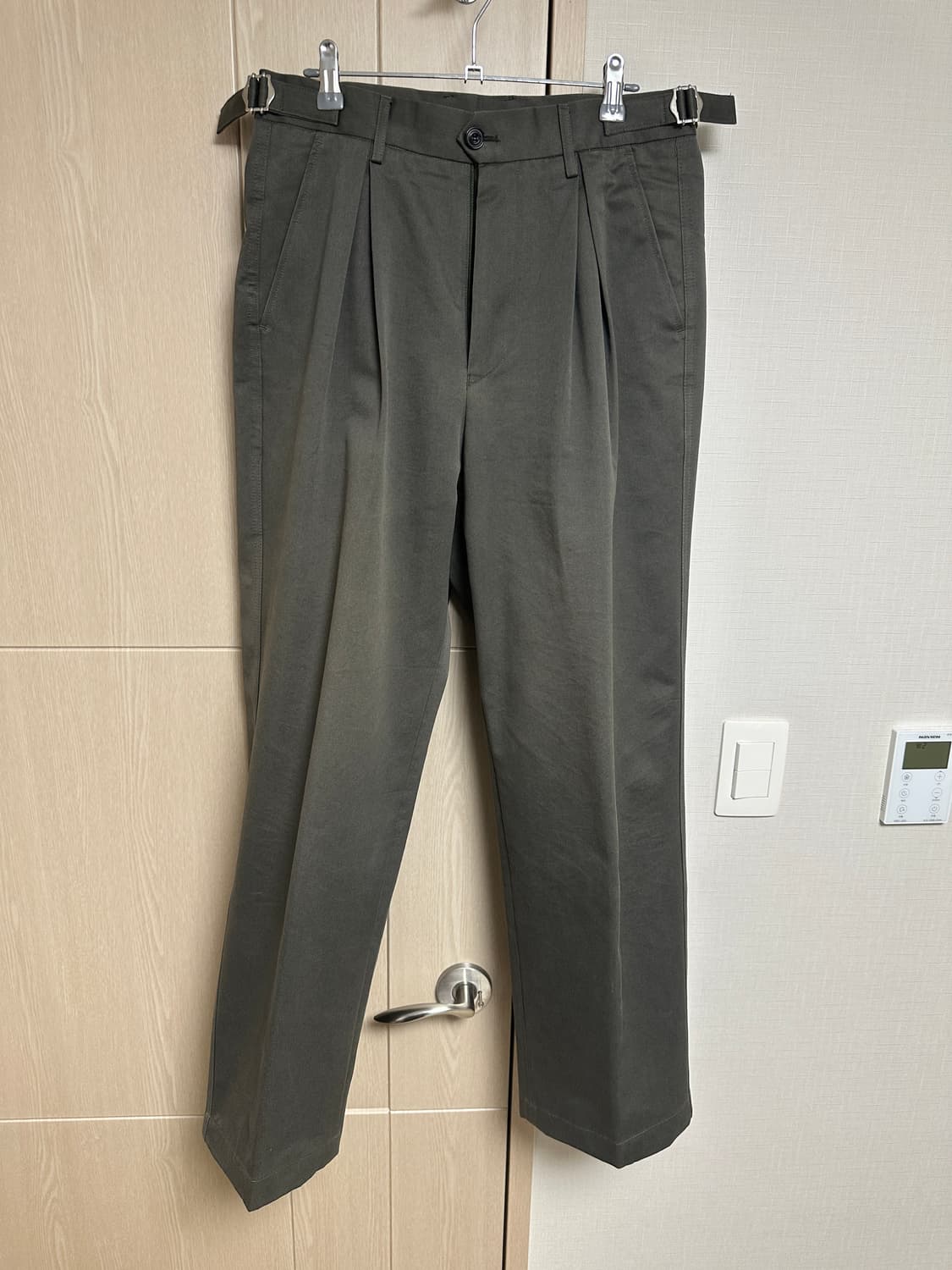INVERTED PLEATS CHINO PANTS (KHAKI) 상품이미지4