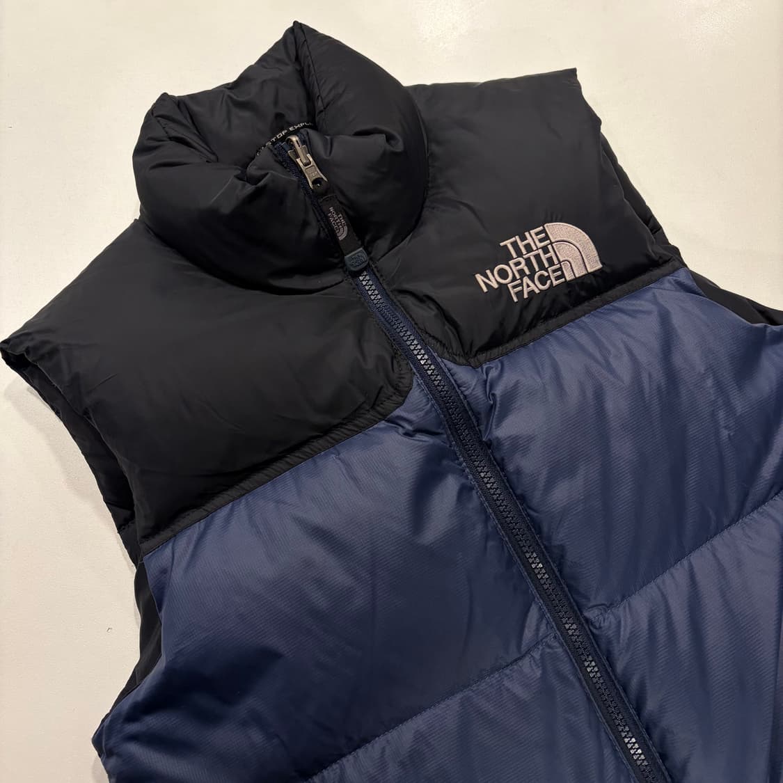 [85] 노스페이스 700 다운 눕시 패딩 조끼 블랙/네이비 D213 상품이미지3