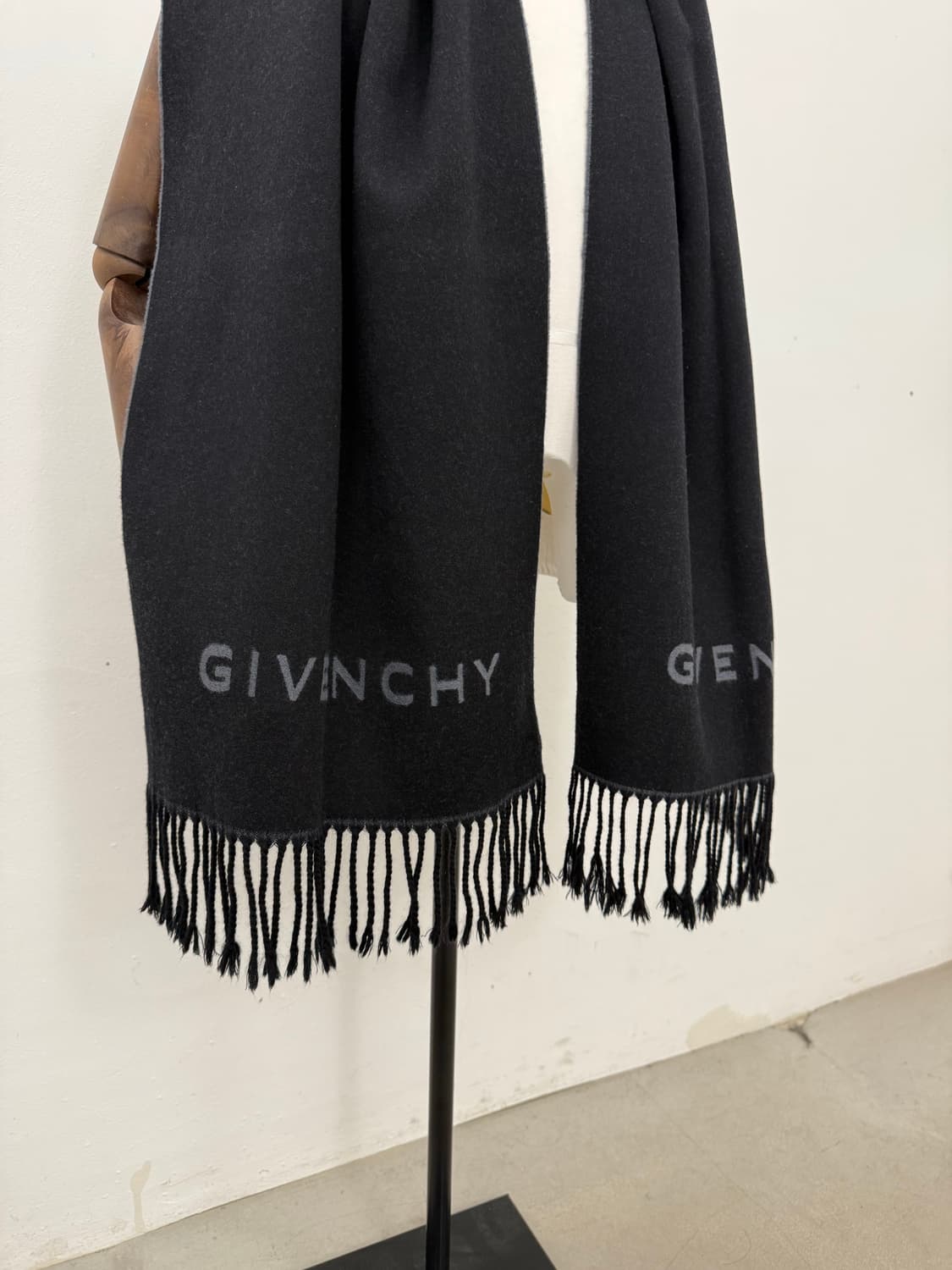 Givenchy Reversible Virgin Wool Muffler 상품이미지5