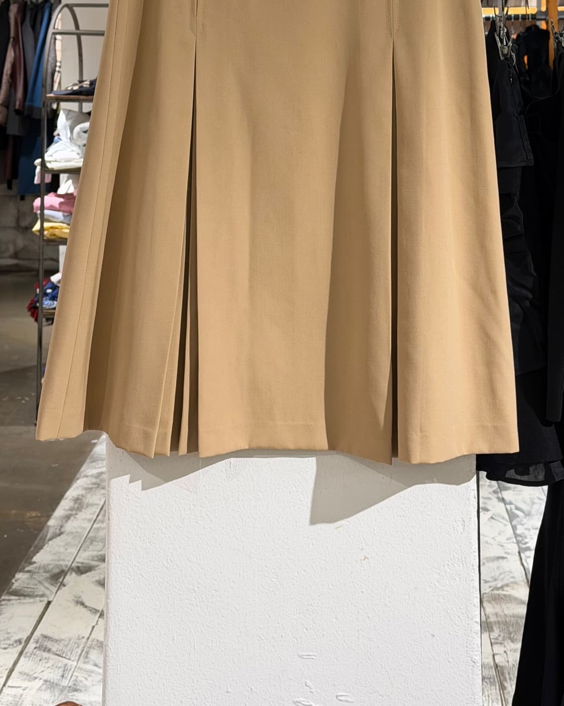 셀린느 베이지 플리츠 금장 로고 미디 스커트 상품이미지6