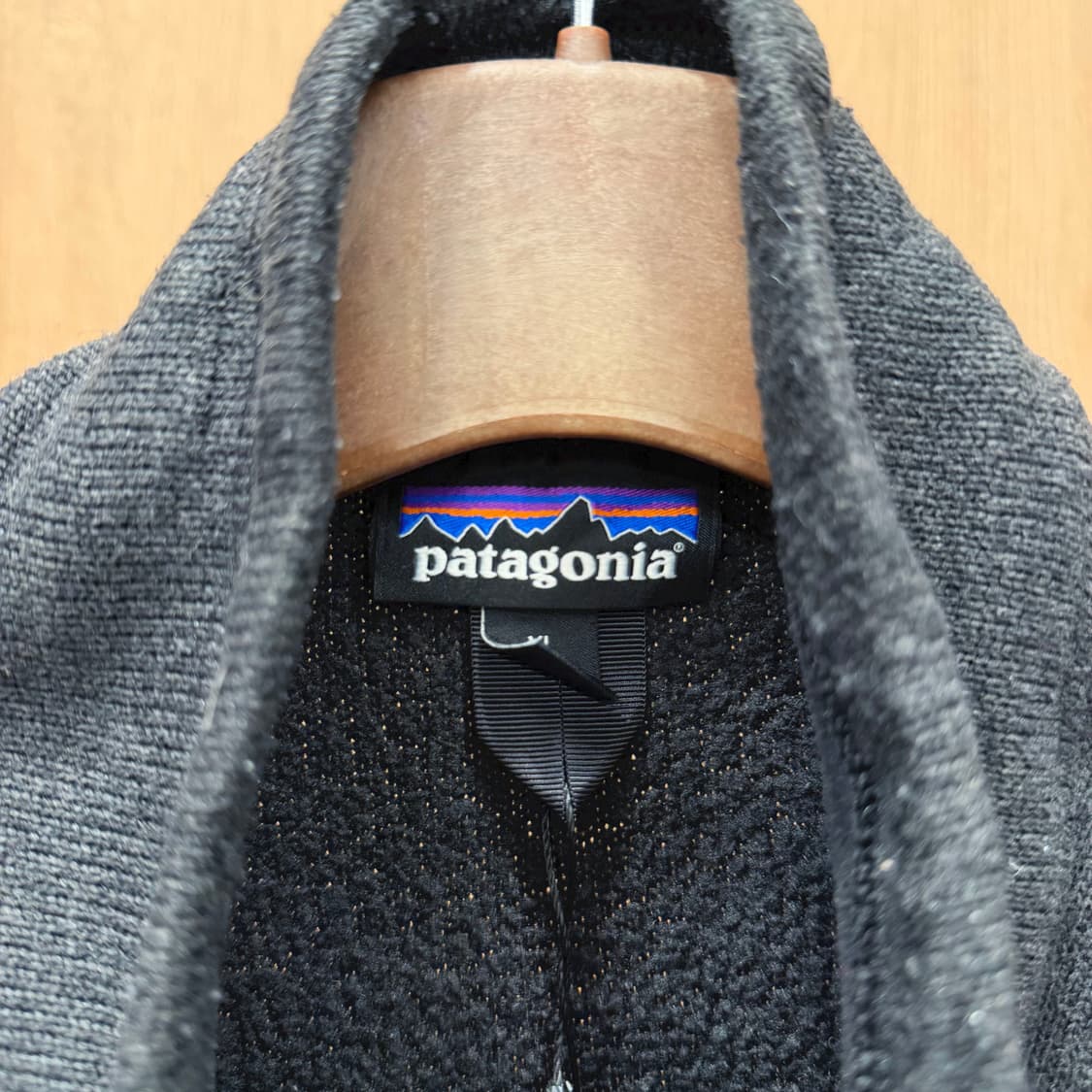 파타고니아 시그니처 플리스 집업 베스트 로고 패치 지퍼 포켓 디테일 블랙 상품이미지6