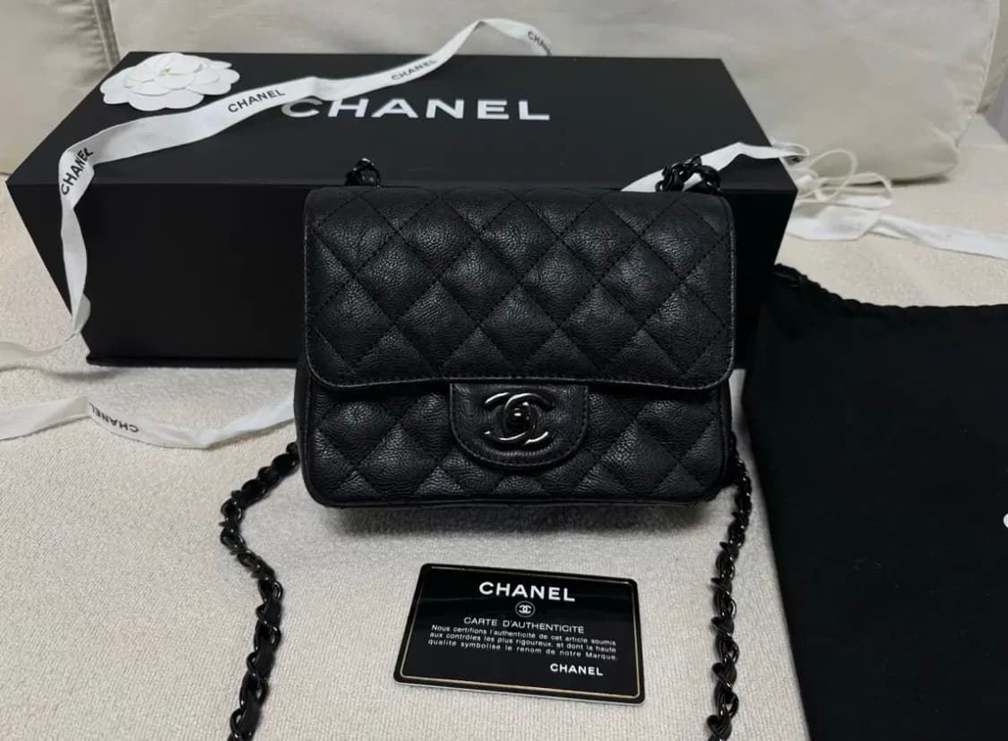 샤넬 클래식 쁘띠삭 플랩백 카프 올블랙 상품이미지1
