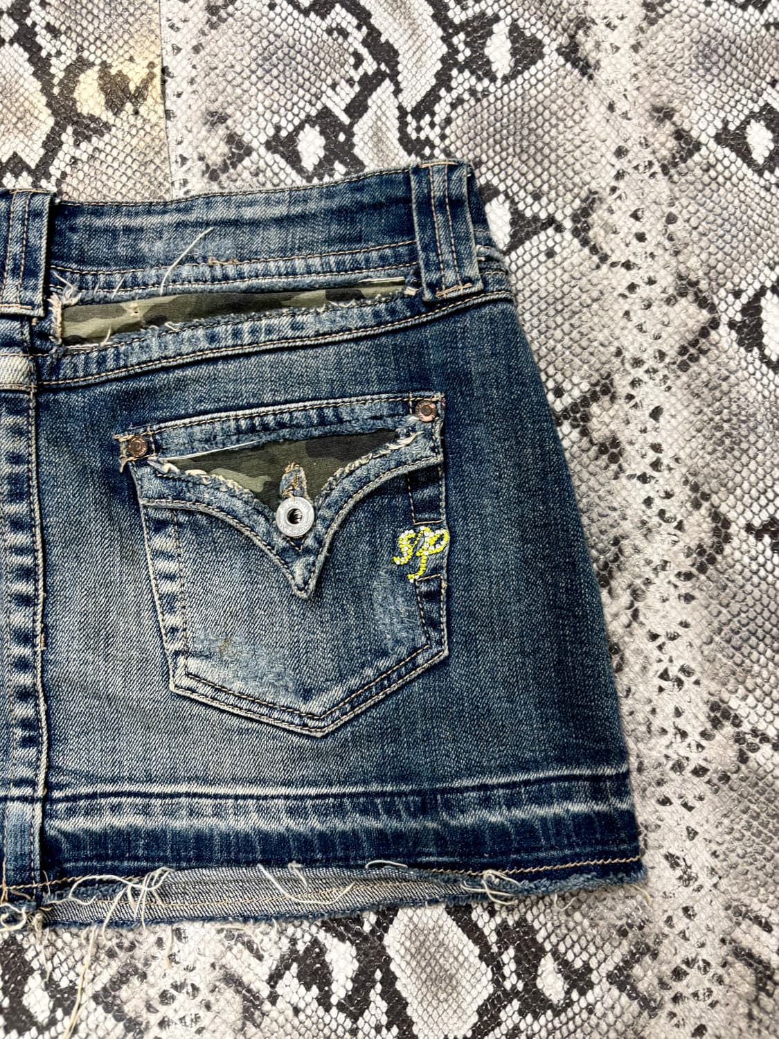 “Vintage” Camo Detail Y2K Mood Denim Sho 상품이미지3