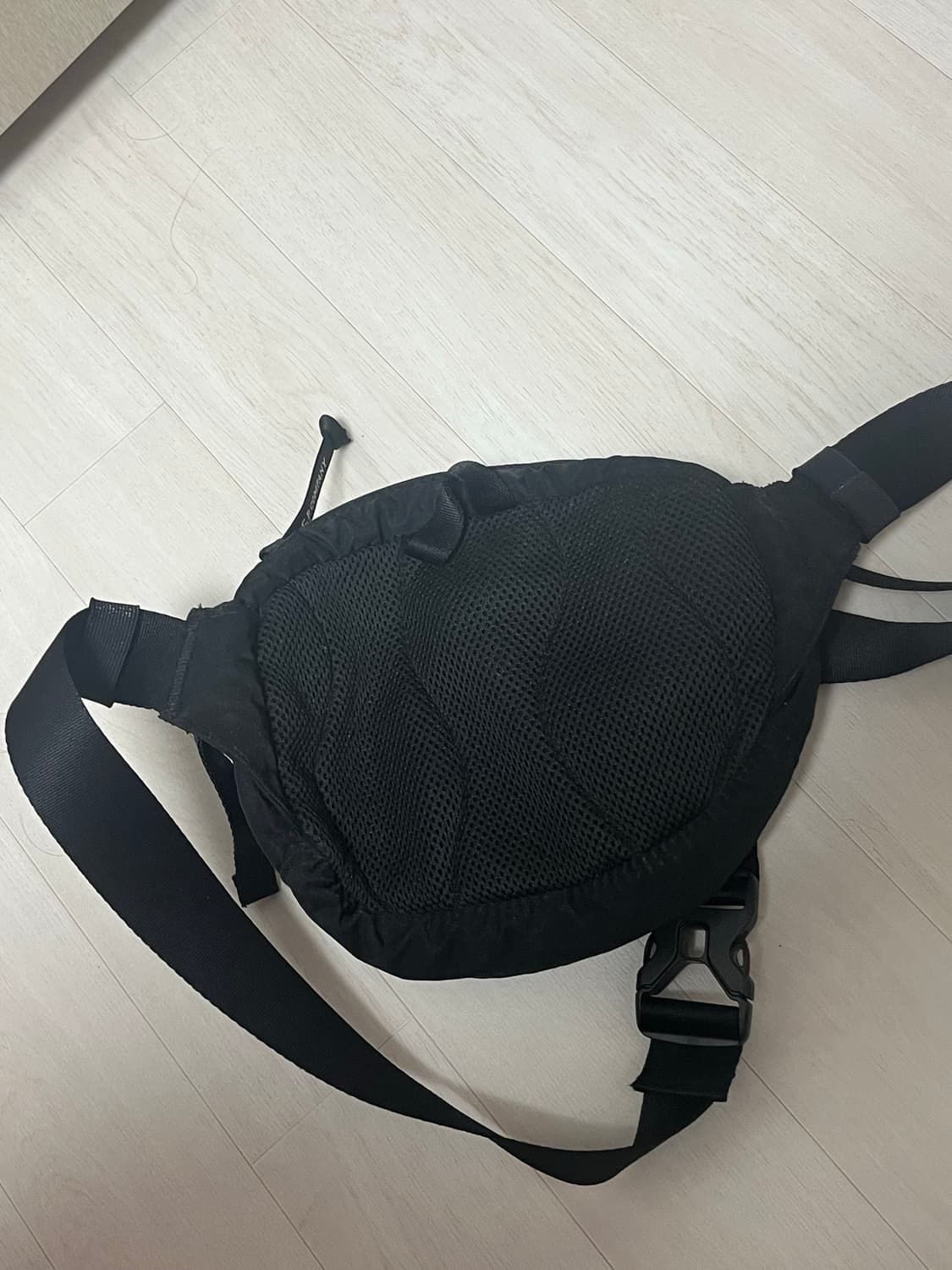 cp컴퍼니 렌즈와펜 크로스백 상품이미지2