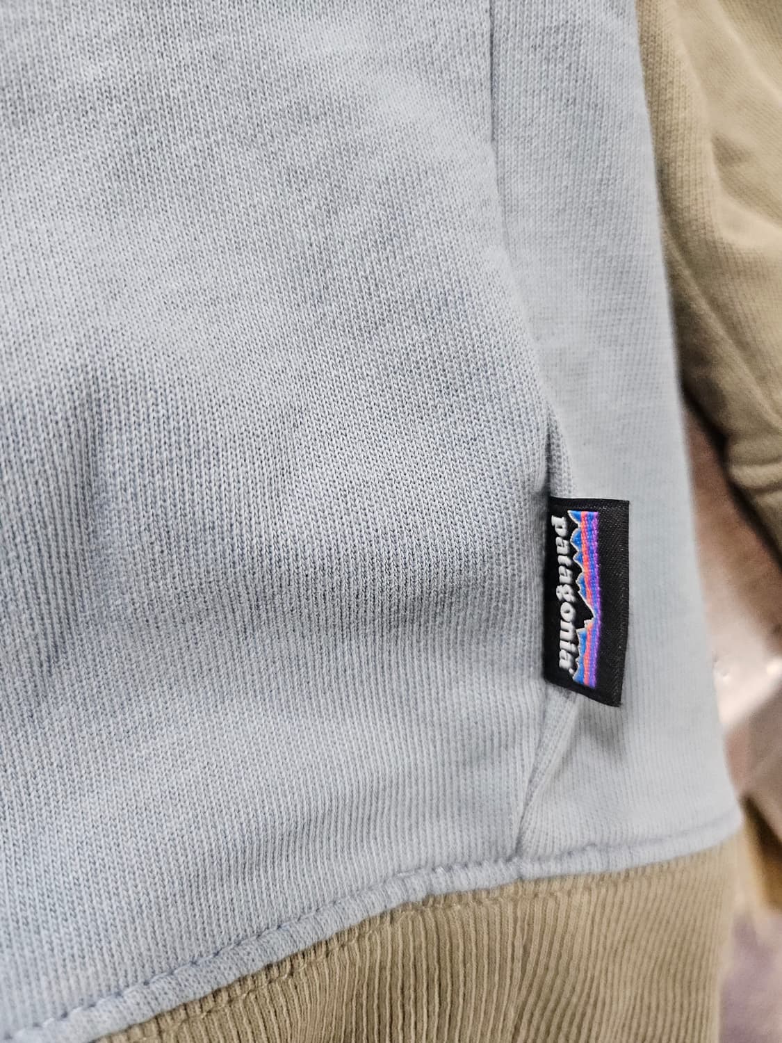 파타고니아 스모크블루 카키배색백프린팅 맨투맨 L 상품이미지6