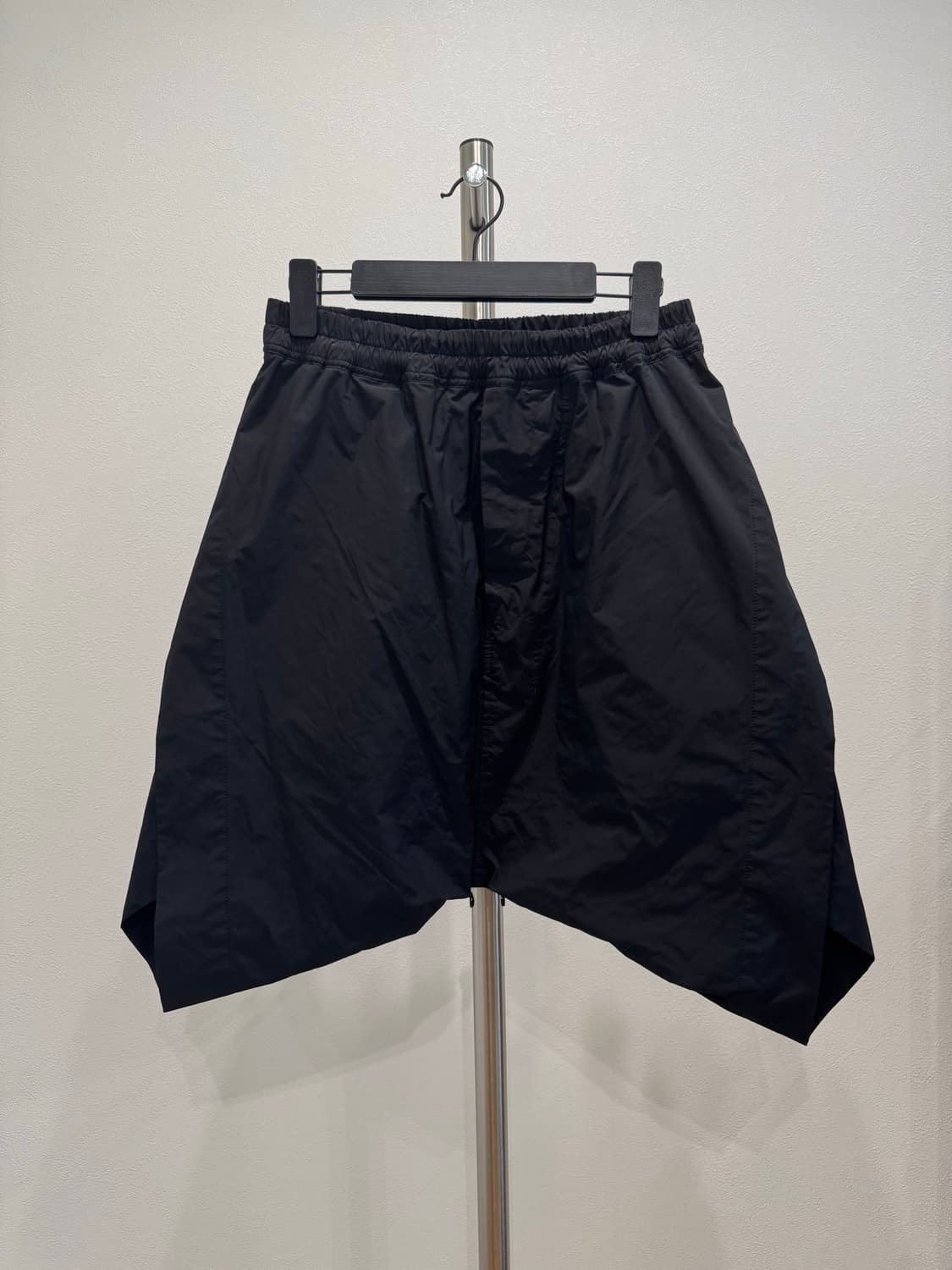Julius Nilos 17ss 트위스티드 크로치 사루엘 쇼츠 상품이미지1