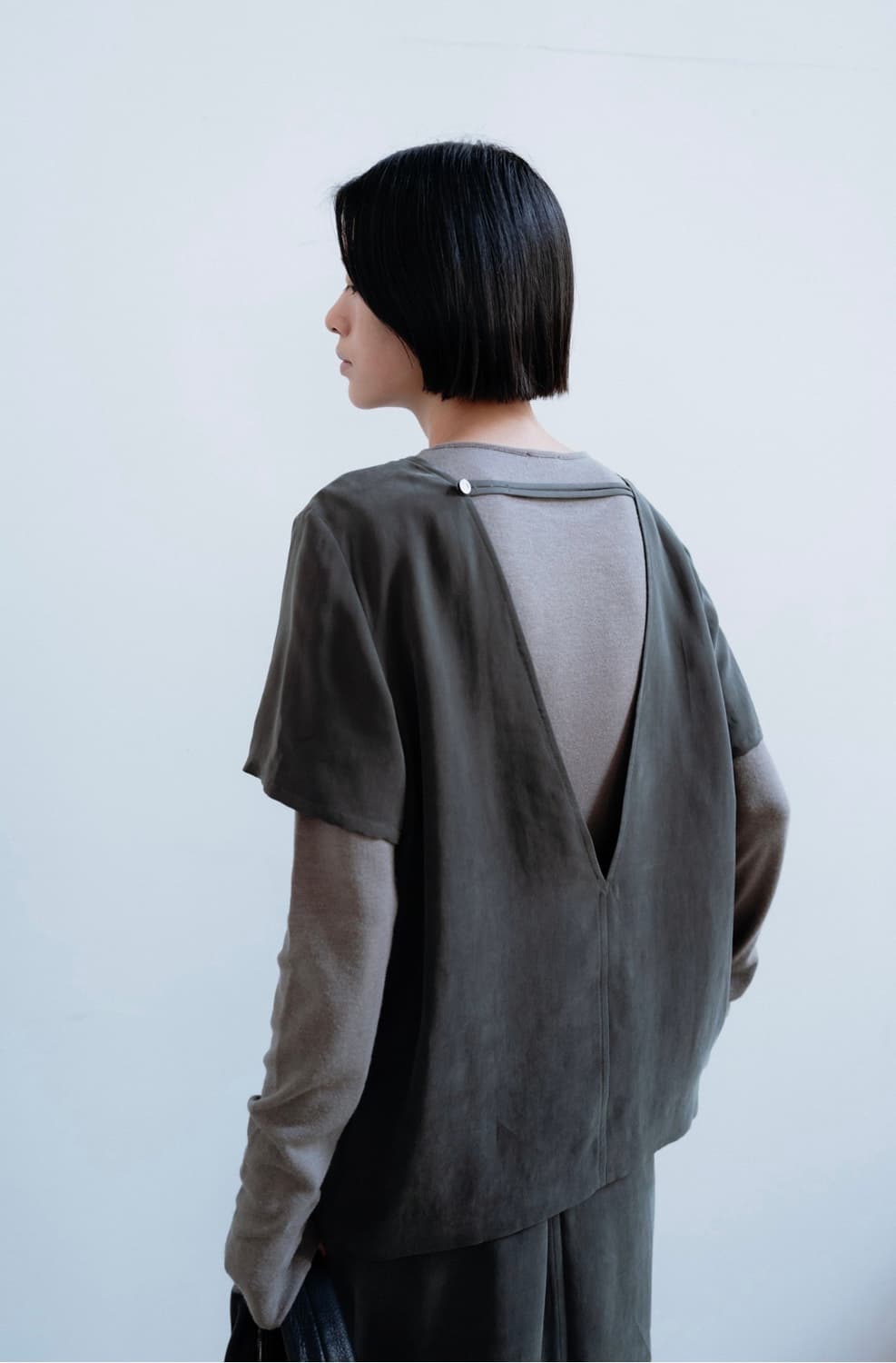 [모노하] 큐프로 백리스 블라우스 - 다크 그레이 (새상품) 상품이미지4