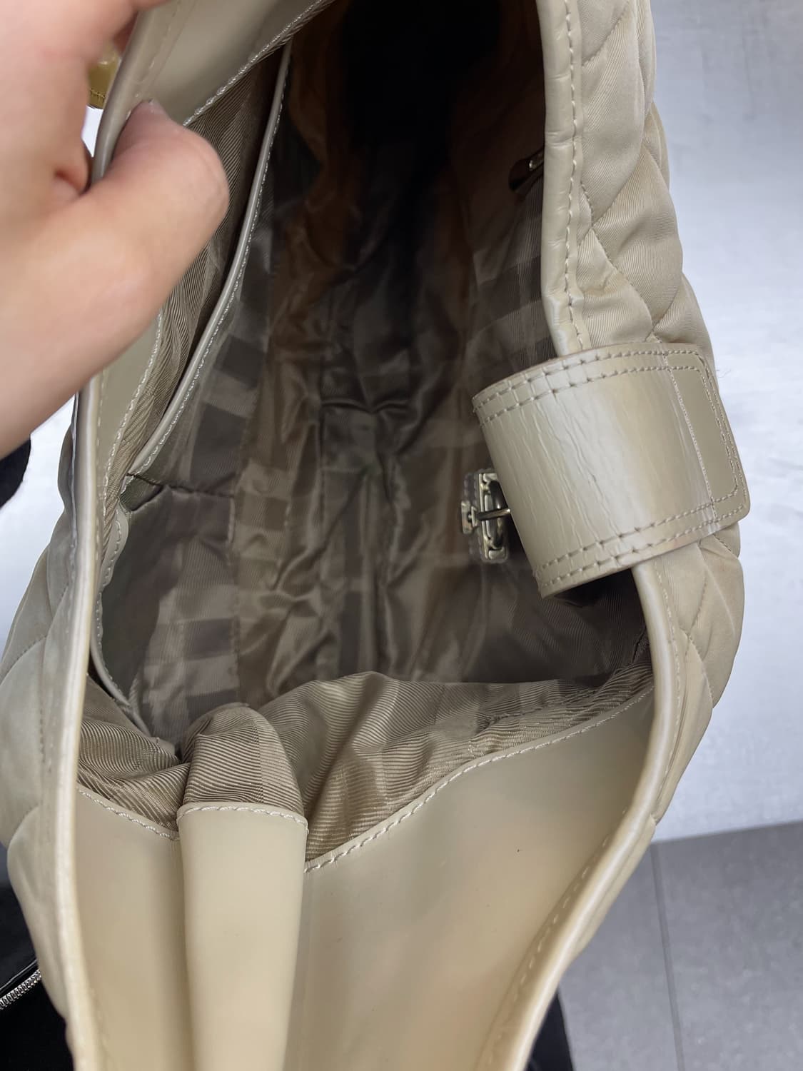 버버리 나일론 퀄티드 호보백 상품이미지5