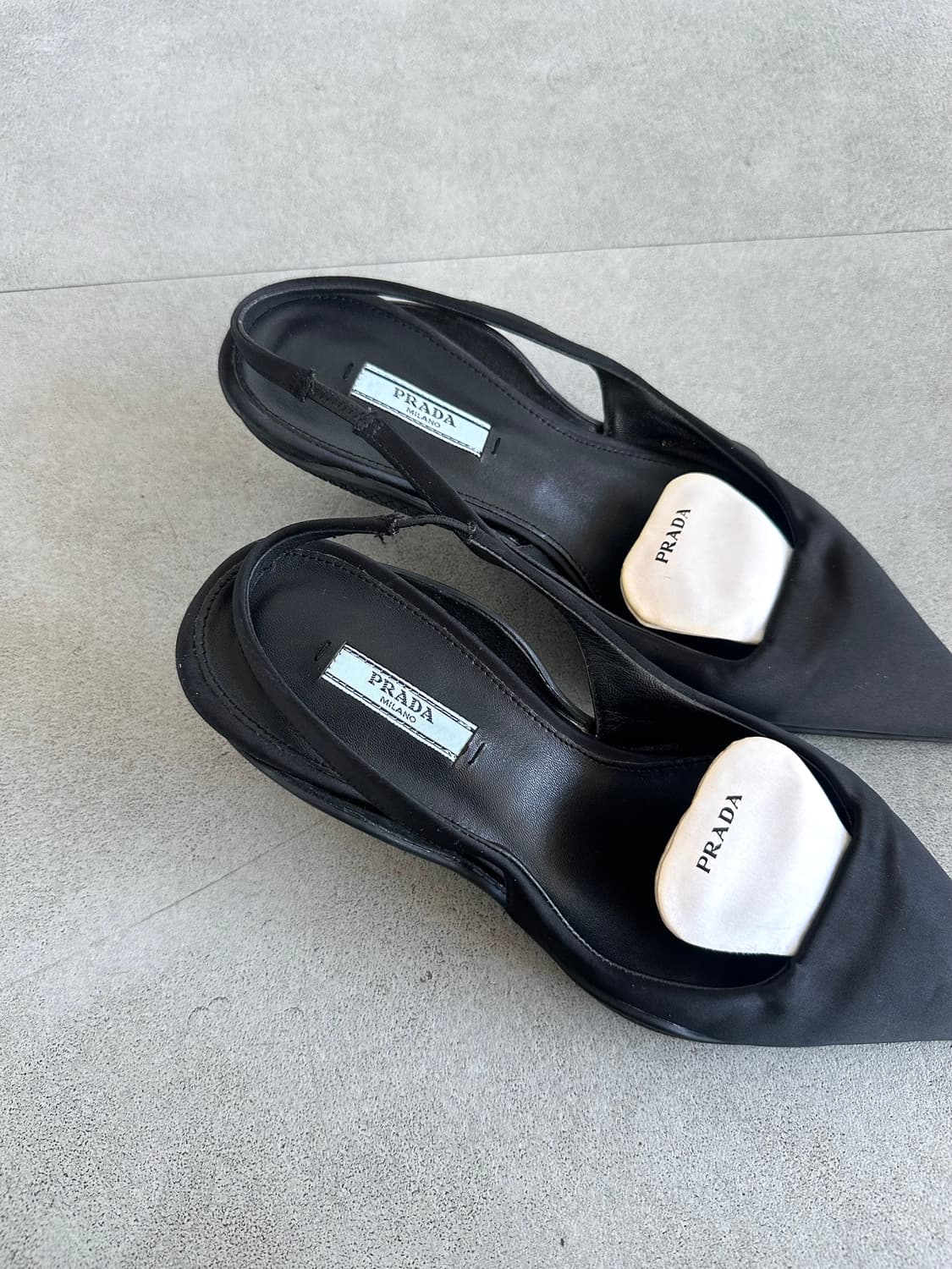 프라다 브러시드 나일론 블랙 나이프힐 슬링백 상품이미지5