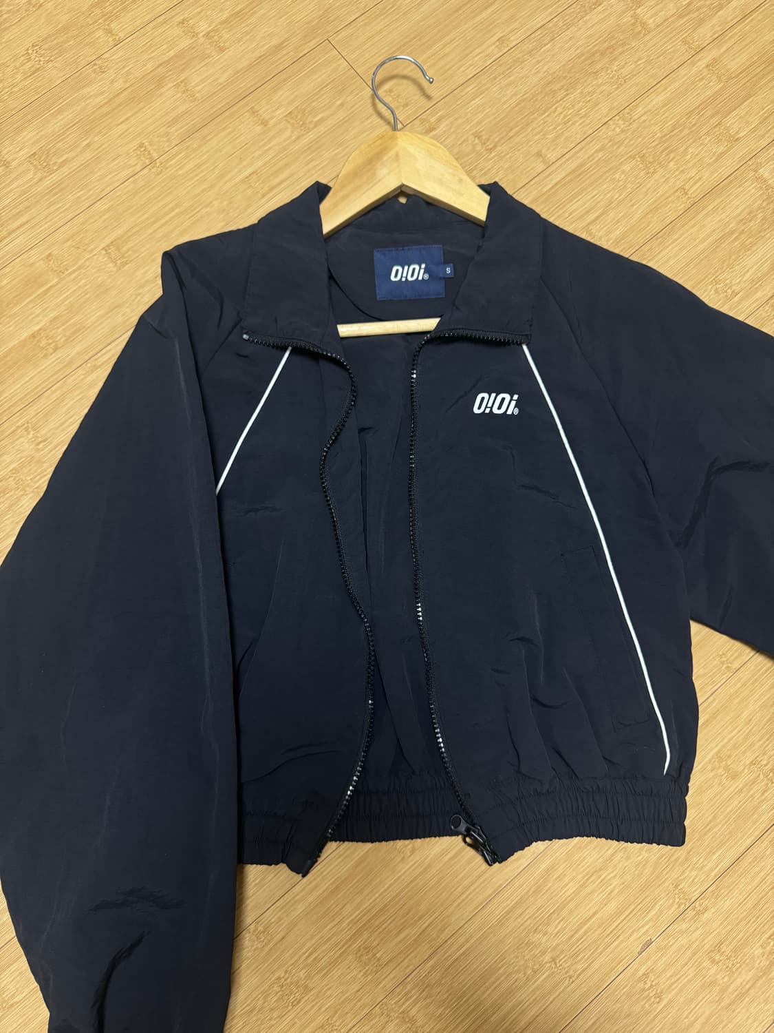 오아이오아이 버티컬 파이핑 크롭 바람막이 상품이미지4