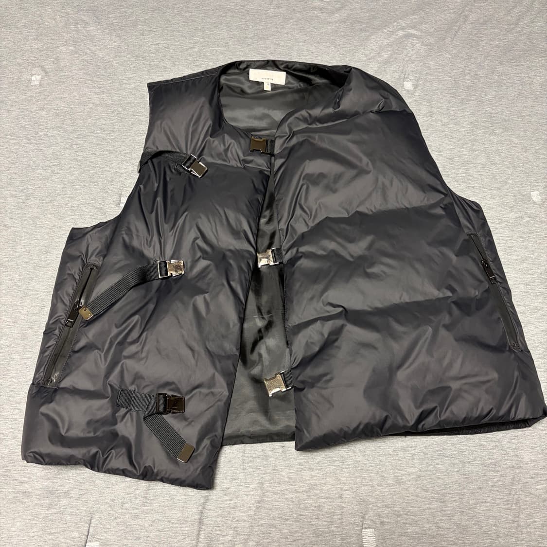 [1] 아트이프액츠 버클 패딩푸퍼조끼 상품이미지4