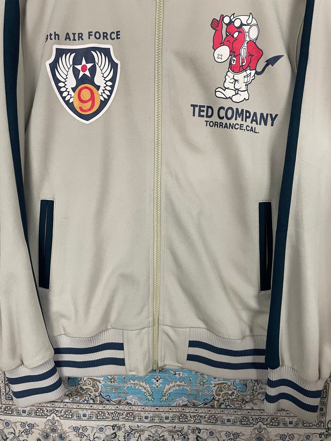 테드컴퍼니 베이지 데빌 프린팅 트랙져지1653 상품이미지3