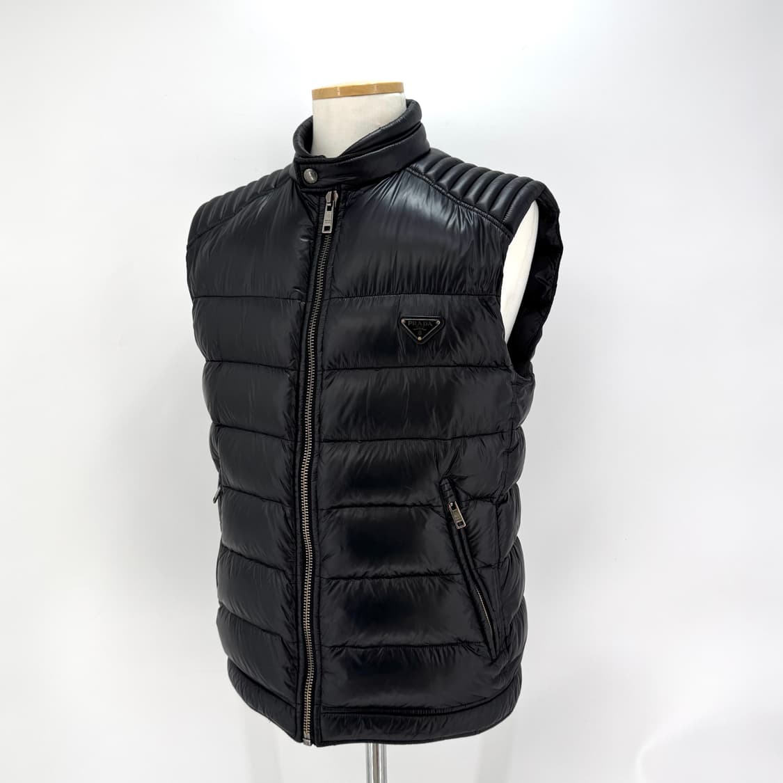[48사이즈] 프라다 삼각로고 패딩 조끼 베스트 블랙 (SGB628) 상품이미지3