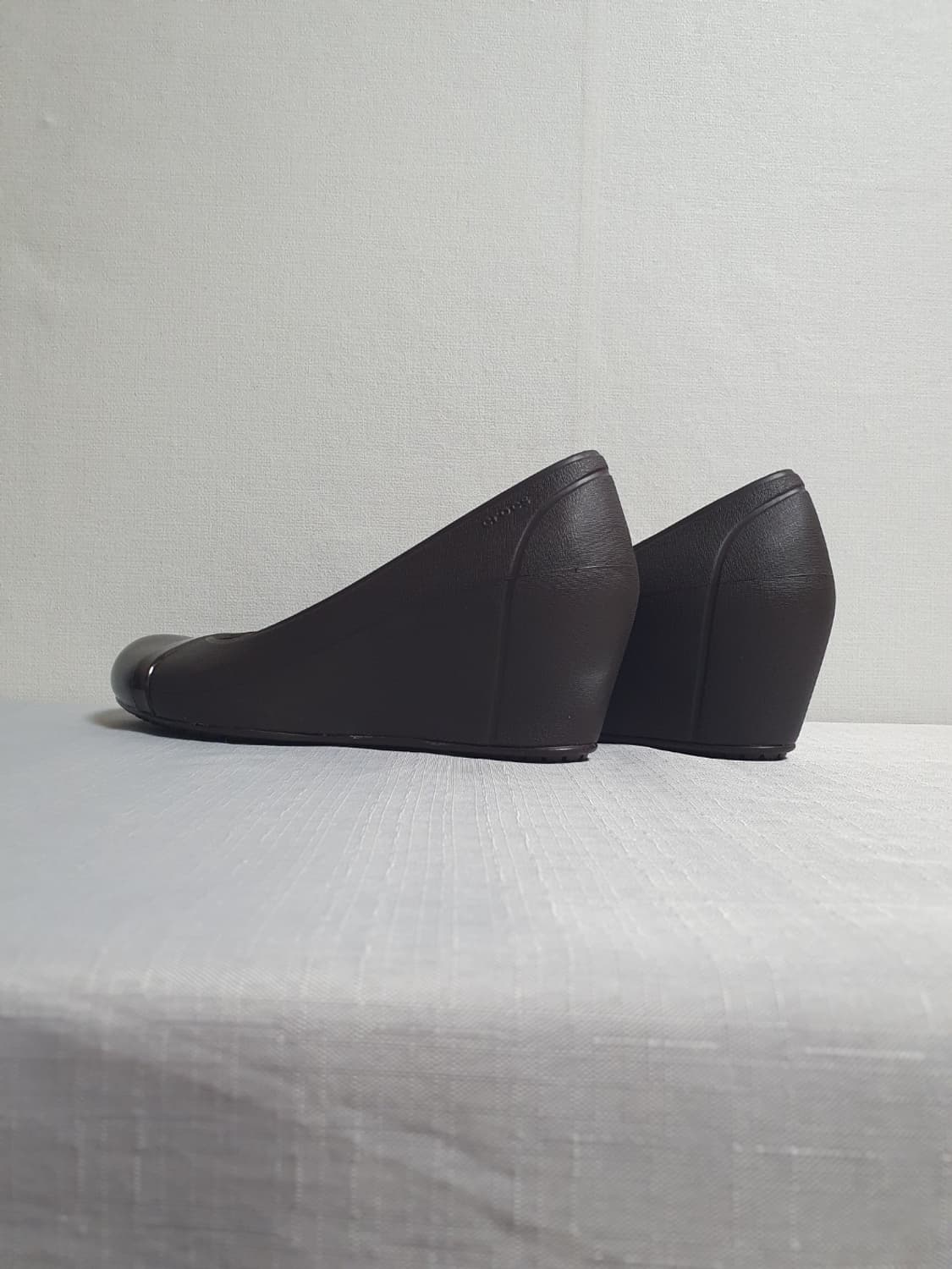 크록스 캡 토 웨지 슬립온 딥 브라운 250mm 상품이미지4