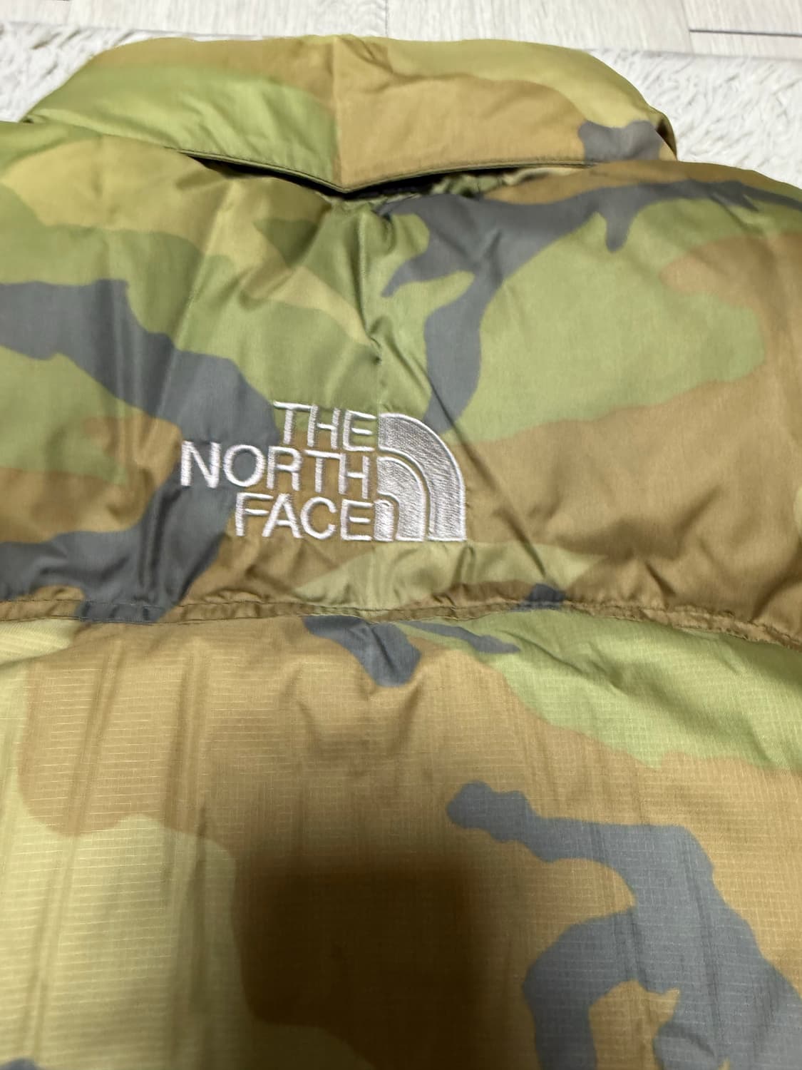 (S)노스페이스 센터 로고 카모 패딩 조끼 상품이미지2