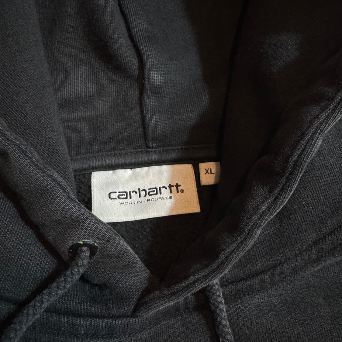 칼하트 블랙 로고 스티커 후드티 상품이미지4