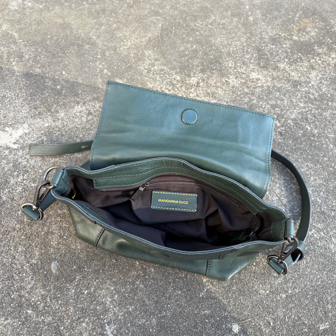 만다리나덕 집 어라운드 다크 그린 카프스킨 레더 백 상품이미지4