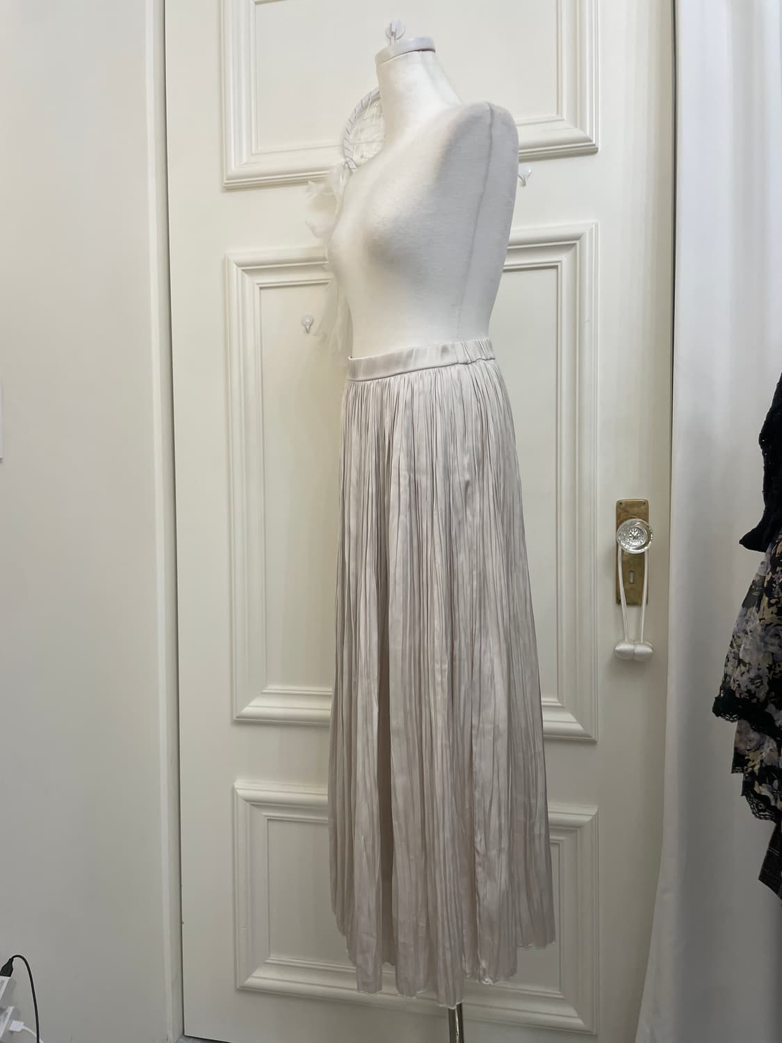 gray beige satin pleats long skirt 상품이미지2