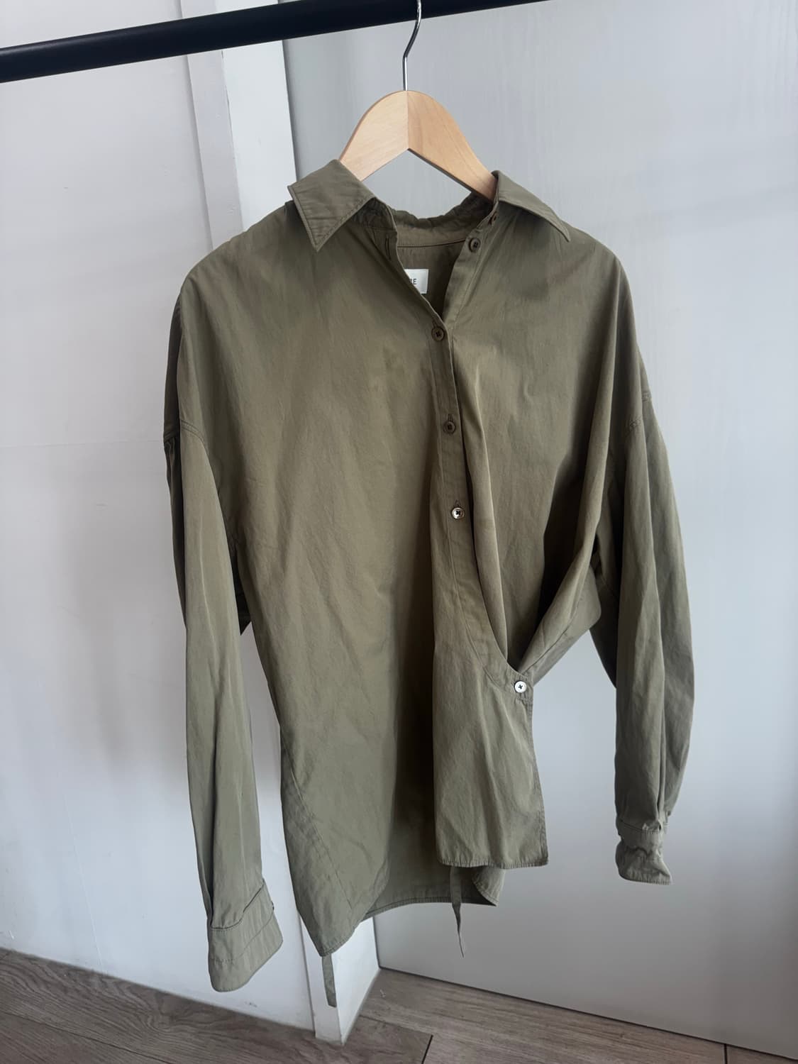  르메르 스트레이트 칼라 트위스트 셔츠 더스티 카키 3 상품이미지1