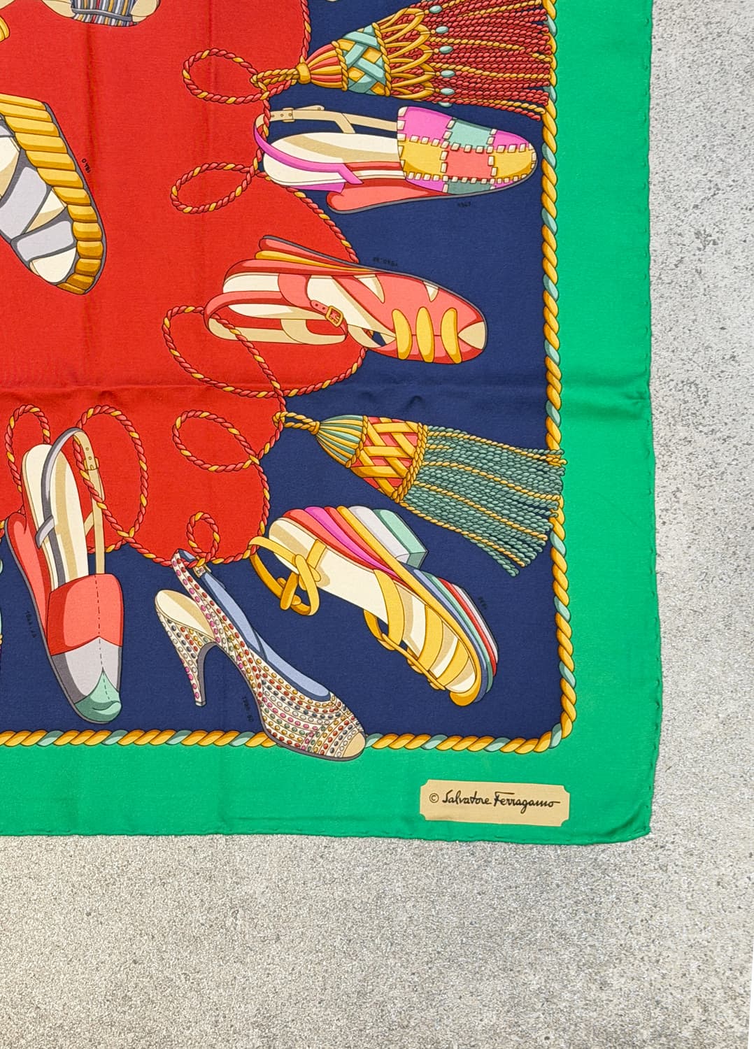 페라가모 빈티지 실크 스카프 슈즈 프린트 멀티컬러 상품이미지3