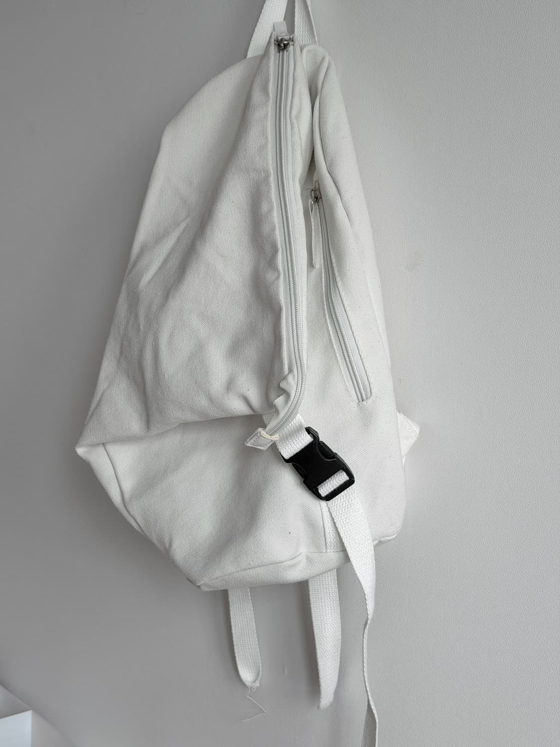 루즈한 스타일의 화이트 캔버스백팩 상품이미지7
