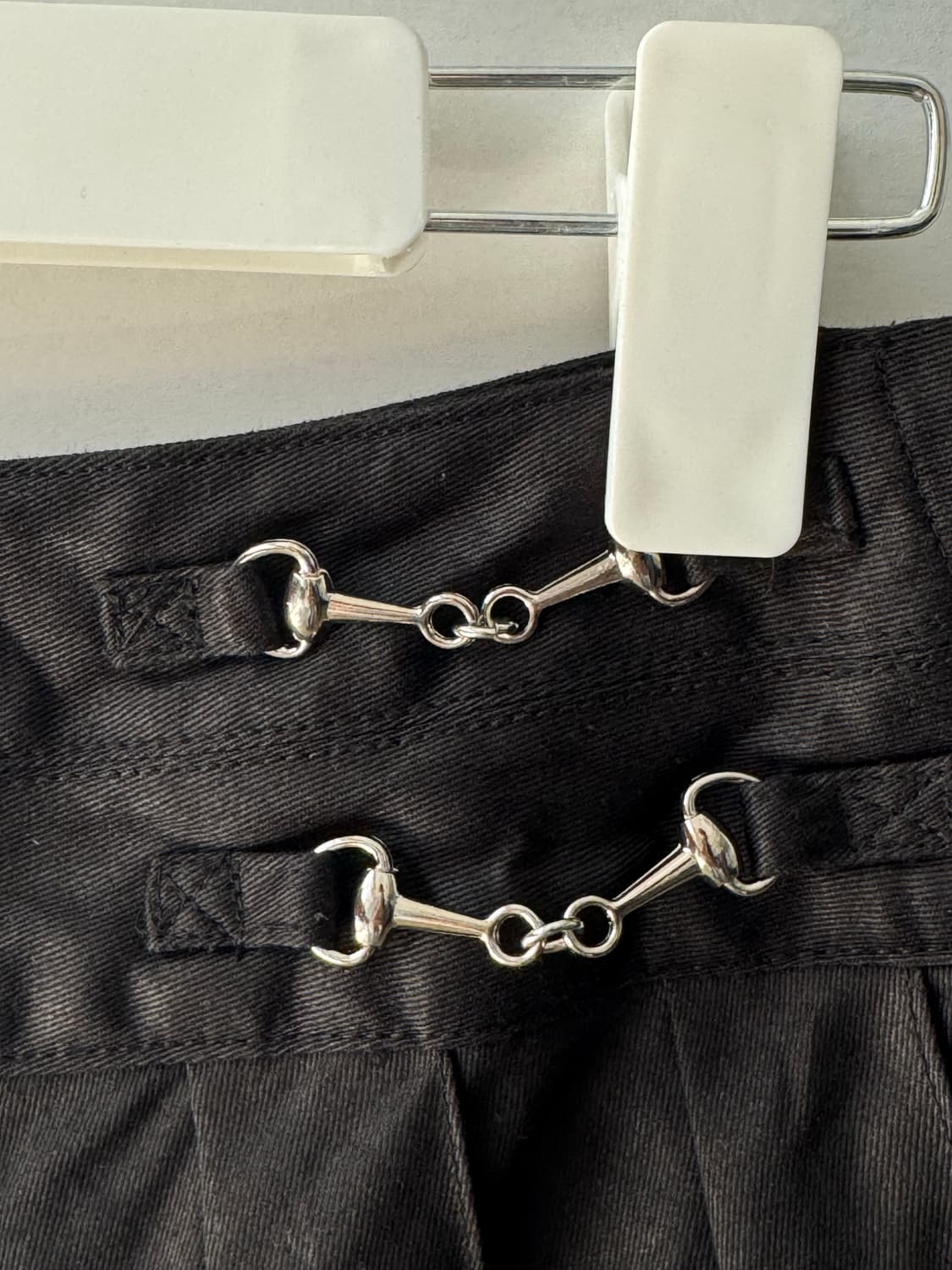 Horsebit Pleated Skirt  홀스빗 플리츠 미디 스커트 상품이미지3