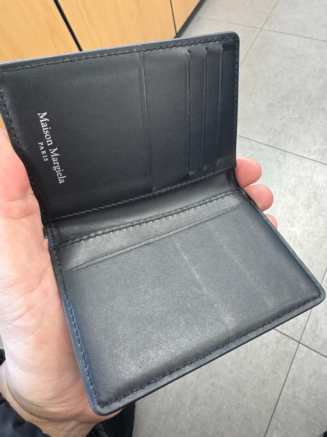 메종 마르지엘라 레더 바이폴드 카드 홀더 블랙 상품이미지3