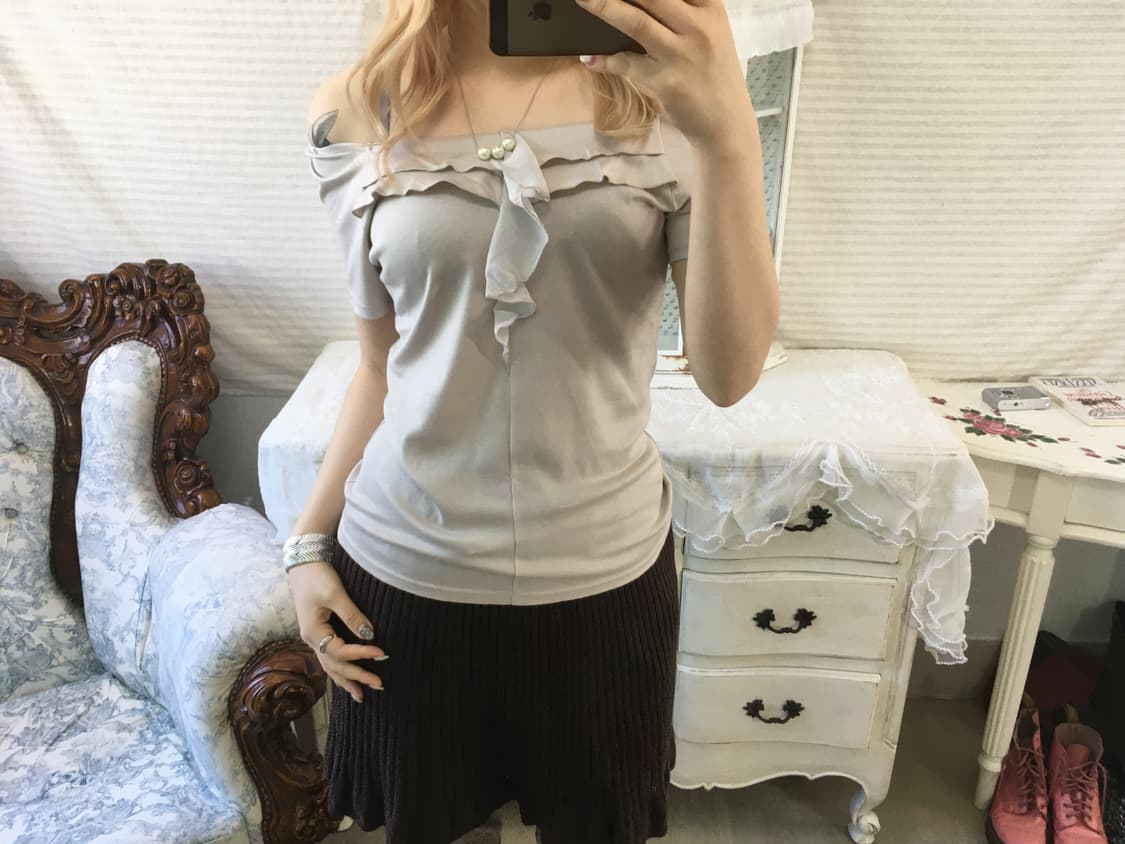 빈티지 베이지 러플 오프숄더 블라우스 상품이미지1