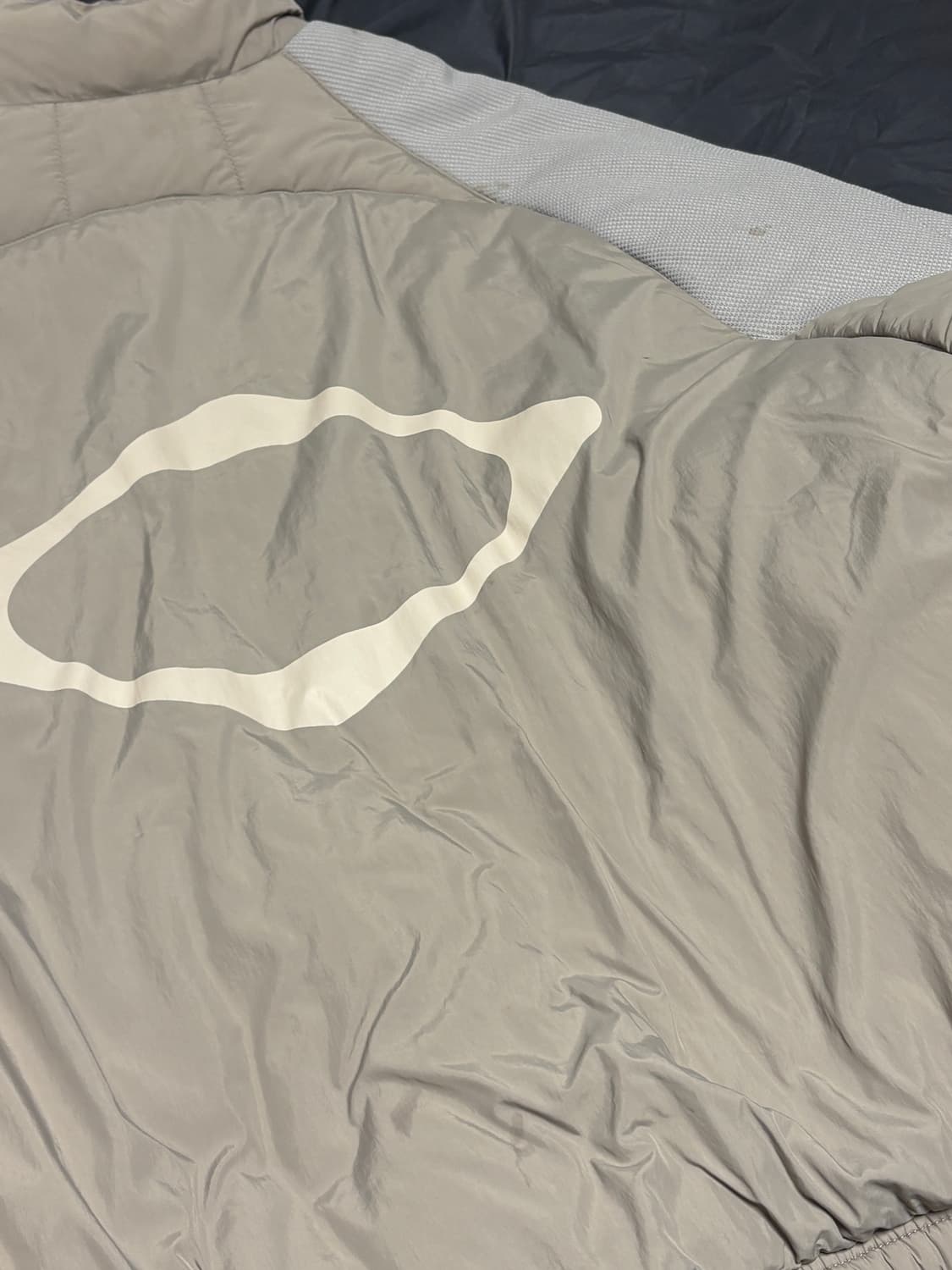 [L] 미스치프 롬버스 팀 다운 자켓 베이지 상품이미지7