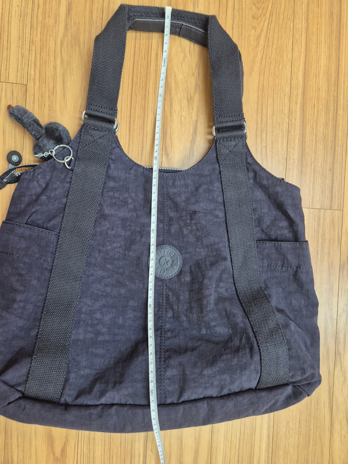 키플링 시셀리 숄더백 네이비 색상입니다. 가로 약 40cm, 세로 약 3 상품이미지7