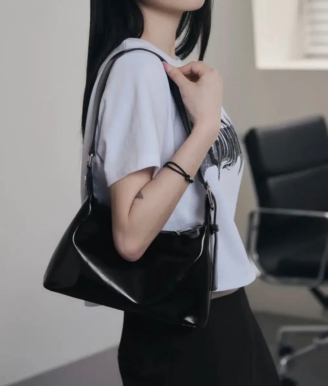 레더리 퓨즈 글로시 컴팩트 숄더백 [BLACK] 상품이미지2