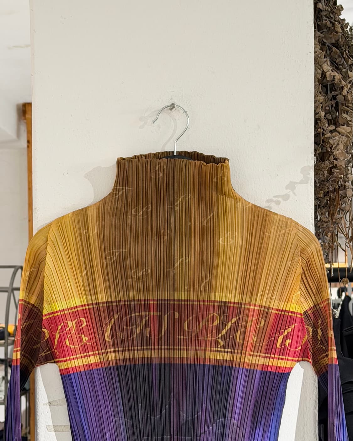 플리츠 플리즈 옐로우 바이올렛 레터링 하이넥 롱슬리브 상품이미지4